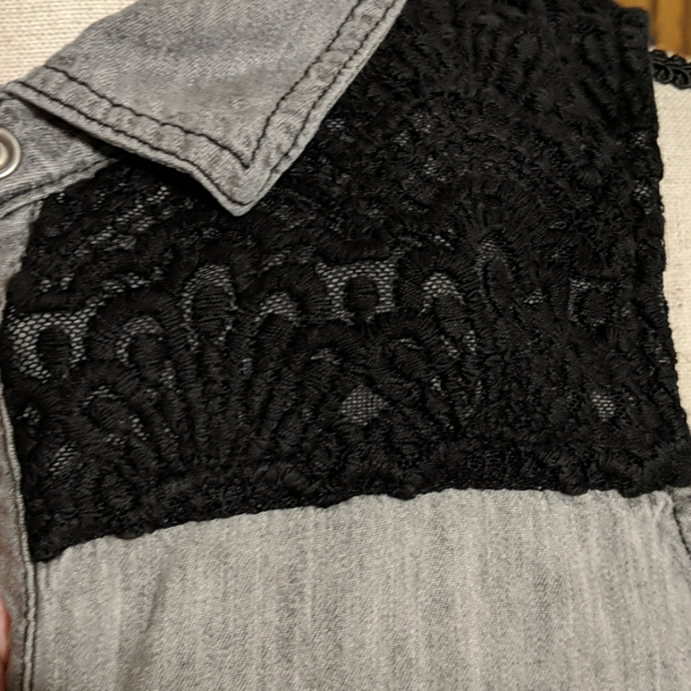 Sleeveless Button Up Top - Picture 5 of 6